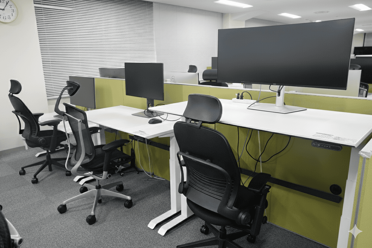 執務エリア
自動昇降デスク、4Kディスプレイを完備しています。