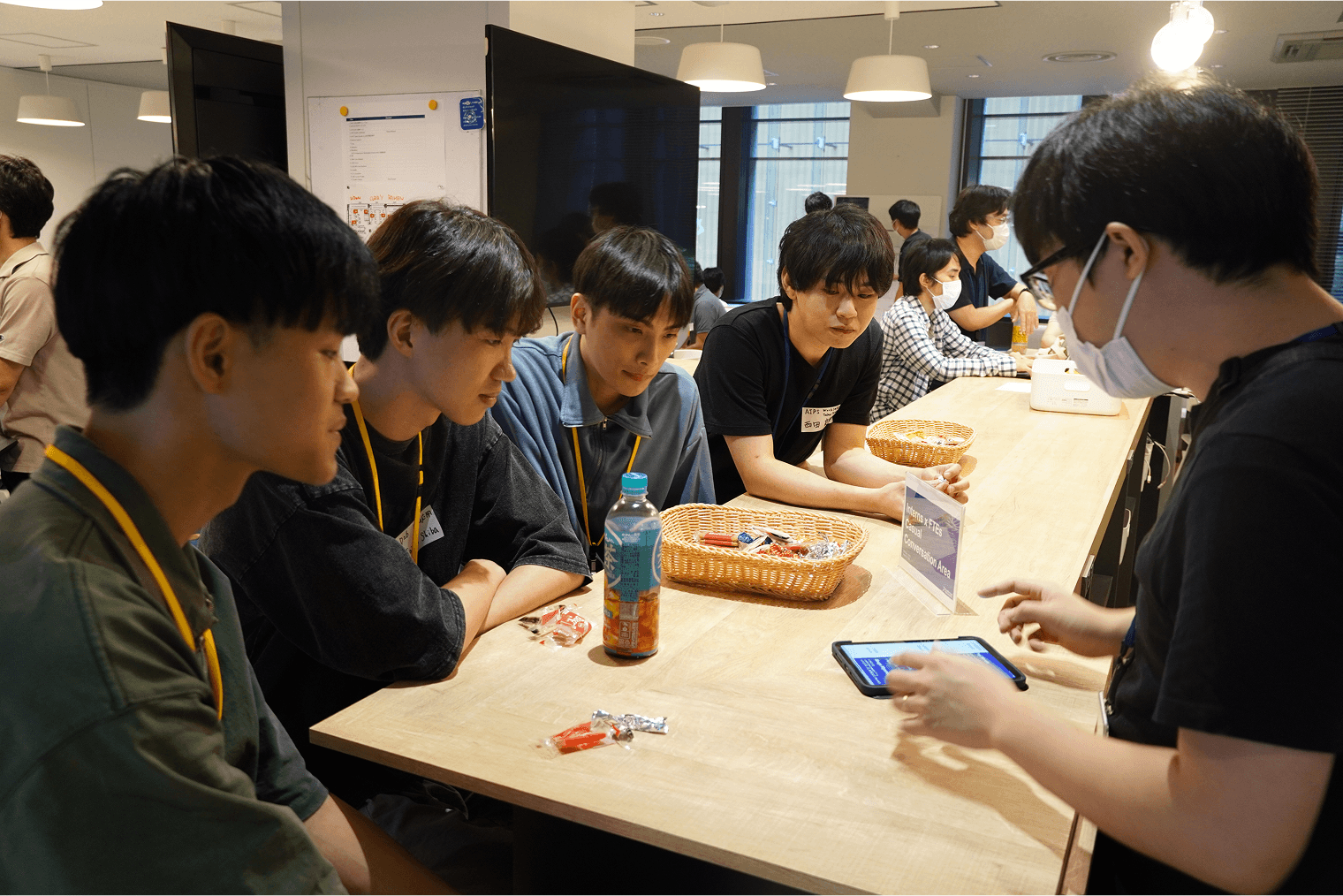 インターン期間中も、「PDN Day」を開催しています。社内メンバーのポスター発表を通じて会社の事業理解を深めたり、お菓子を囲んで談笑したり。リラックスした雰囲気の中で、メンバーとインターン生がお互いをより深く知る機会を設けています。