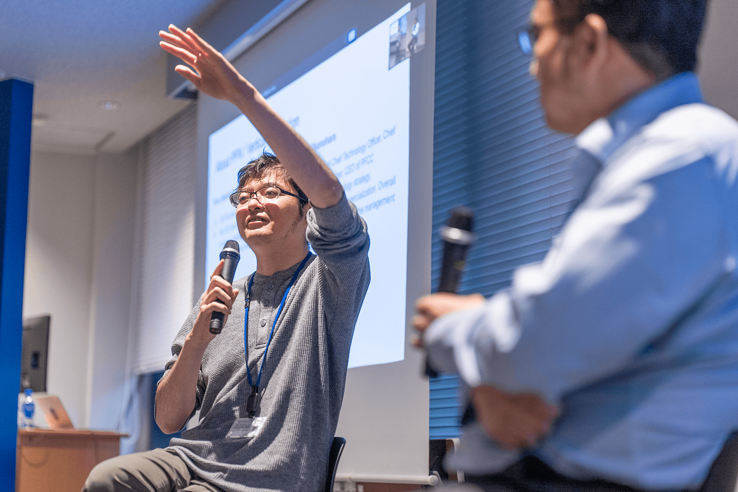 All-hands meeting
週に1回、オンラインとオフラインのハイブリッドで開催される全社会議です。
会社全体や各部門の状況について情報共有や議論がされ、Slackでもコメントや質問が自由に投稿されています。メールマガジンにもなっている岡野原によるランチタイムトーク（出席任意）も随時開催されます。