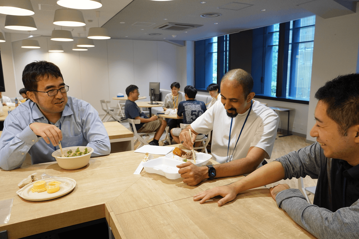 社内カフェスペースでのランチタイムには、技術について議論したり、時にはプライベートな話題で親睦を深めたりしています。
共同創業者の岡野原も日常的にメンバーとランチを共にしており、メンバー間の垣根の低さ、風通しの良さが、イノベーションを生む土壌となっています。